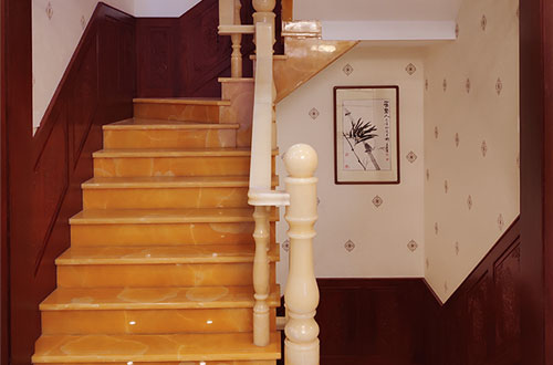 横林镇中式别墅室内汉白玉石楼梯的定制安装装饰效果